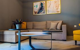 Cozy Modern Apartment Inside The City Center